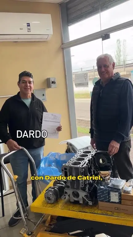 Cliente de Río Negro retirando su motor semiarmado OM651 en Greco Hnos